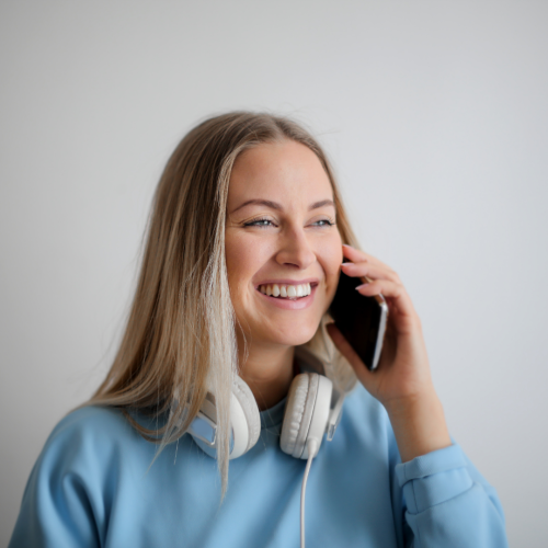 mujer sujetando un teléfono móvil